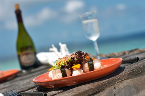 deliciosa cena a la orilla de la playa