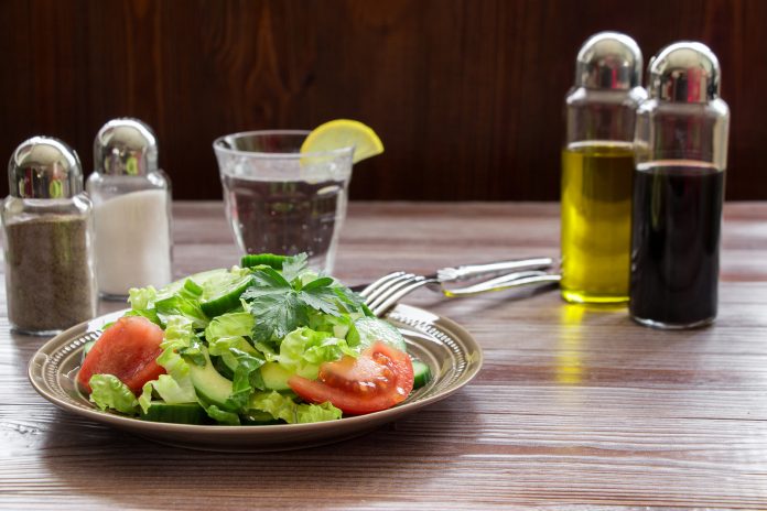 [Receta] Ensalada fresca de tomate y aguacate, estilo paleo